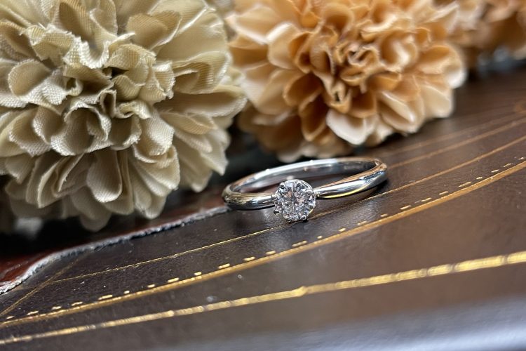 ５月２０日の誕生花『デイジー』<br>シェールラブの婚約指輪