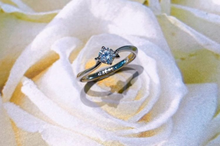 ５月２１日の誕生花『バラ』<br>コラニーの婚約指輪