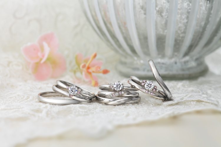 ピンクダイヤモンドがセッティングされている 婚約指輪・結婚指輪のご紹介です♡<br>ミルク＆ストロベリー