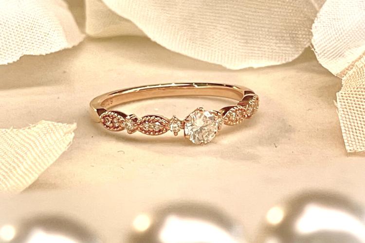 アンティーク調のデザインが可愛い♡<br>アムールアミュレットの婚約指輪「SOLEIL-ソレイユ-」